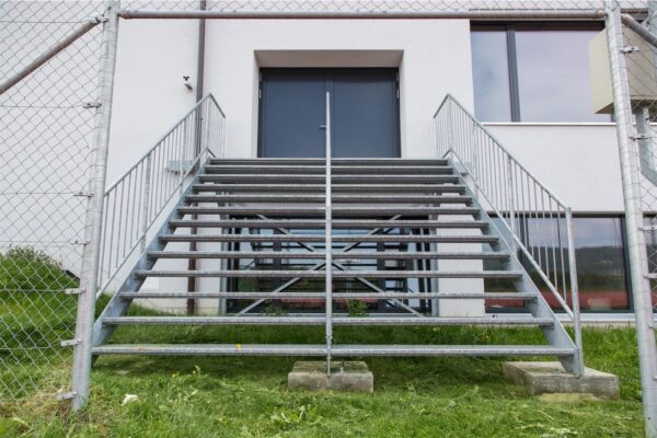 Brandschutztüre, Fluchttüre und Nottreppe bei der Mehrzweckhalle in Seltisberg