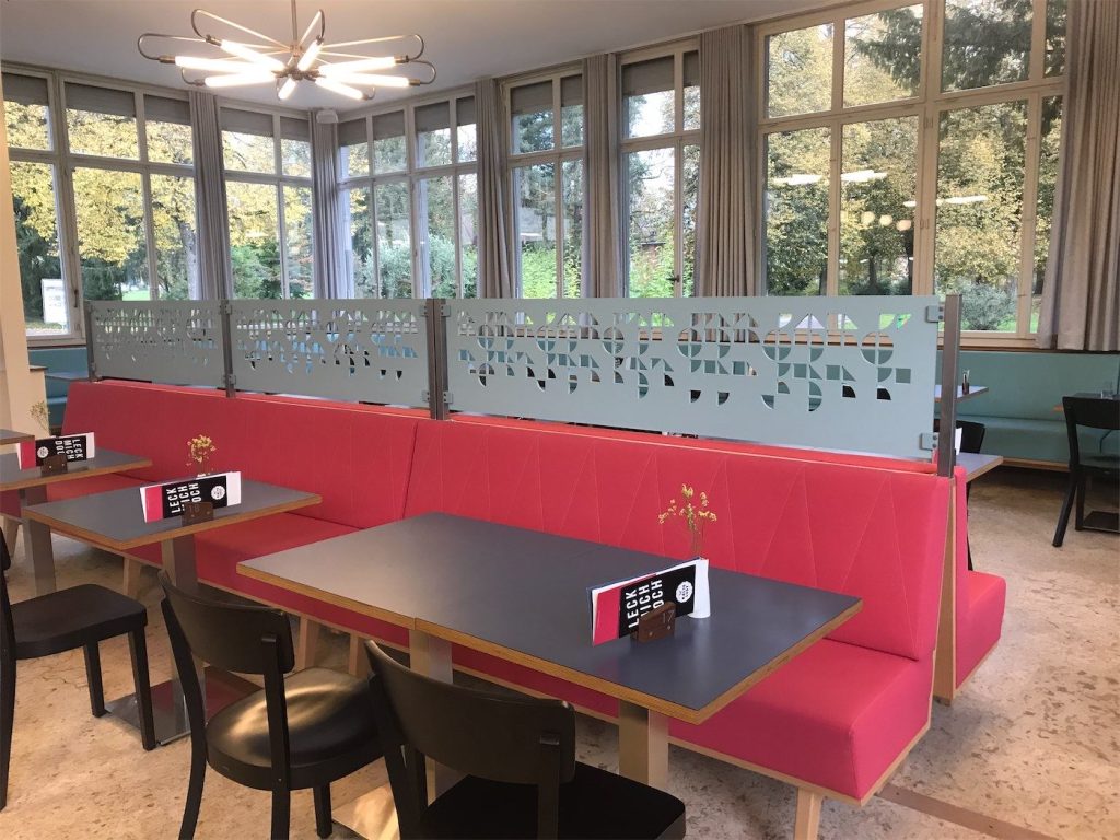 Trennwand auf Sitzmöbel im Bata Clubhaus in Möhlin