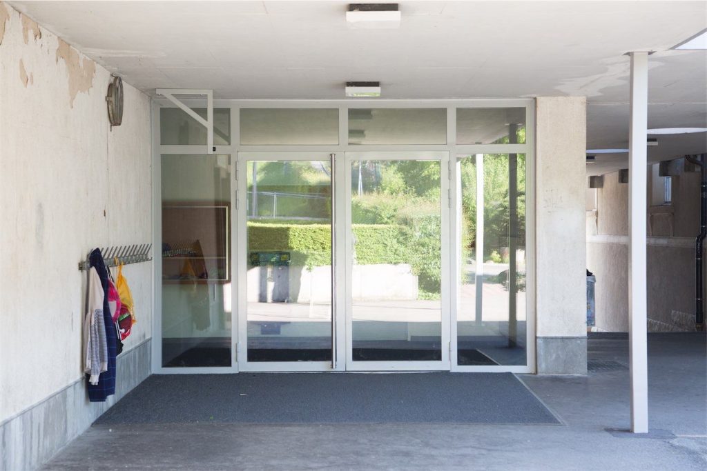 Eingangsfront bei der Turnhalle Rotacker in Liestal