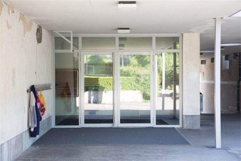 Eingangsfront der Turnhalle
