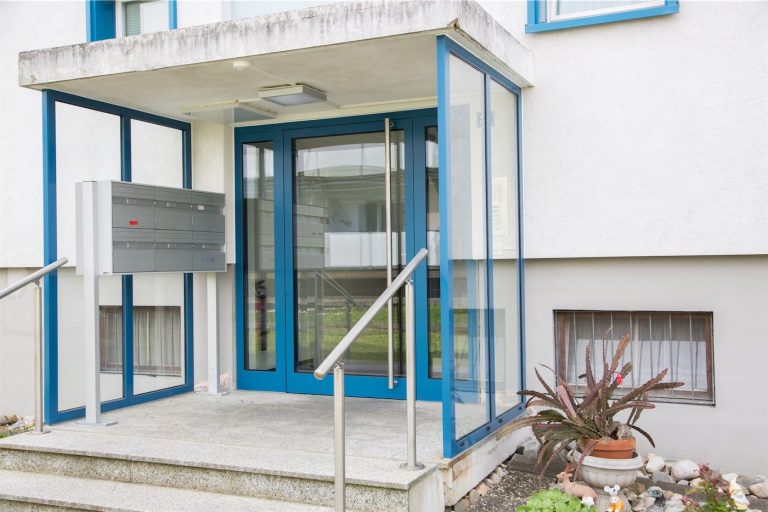 Windschutzbereich für Eingang und Briefkastenanlage