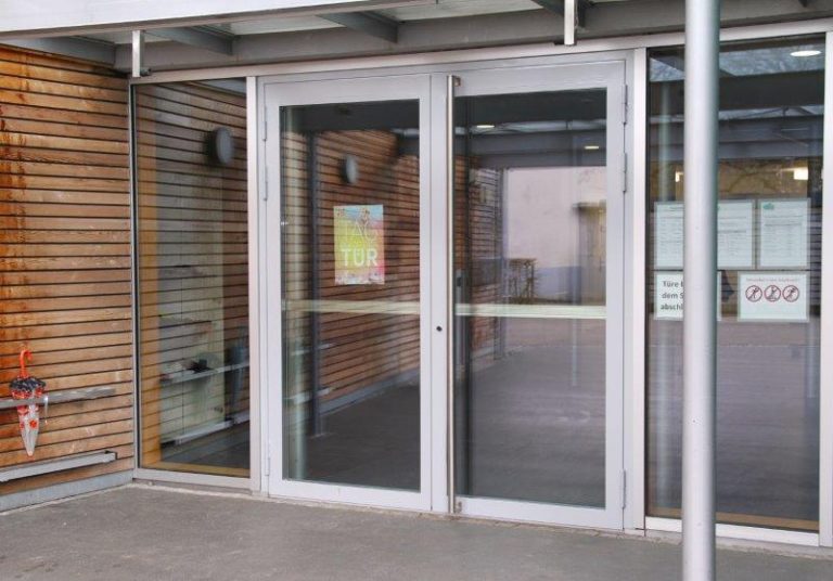 Eingangstüre der Turnhalle