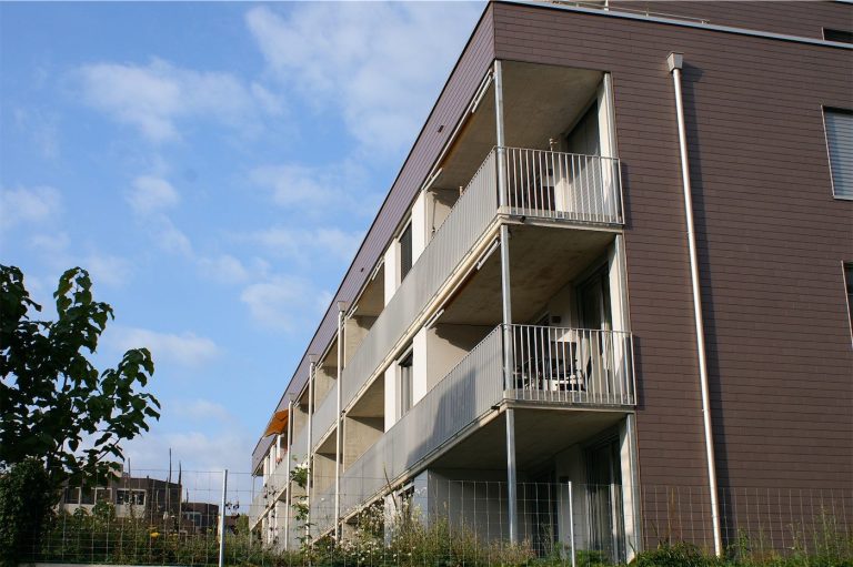 Geländer vor Balkone