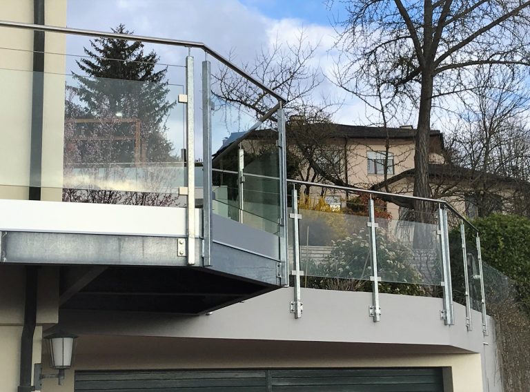Glasgeländer auf Balkon