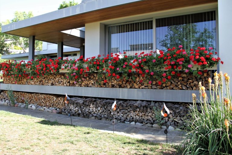Geländer mit Aufhängung für Blumenkisten