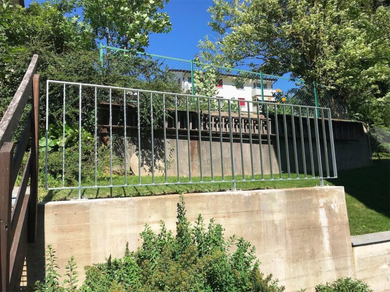 Geländer auf Betonmauer