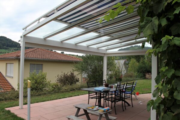 Moderner Sitzplatz mit Glasdach in Rickenbach