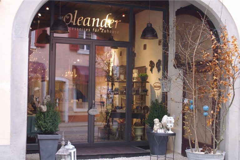 Ladeneingang mit Türe im Rundbogen