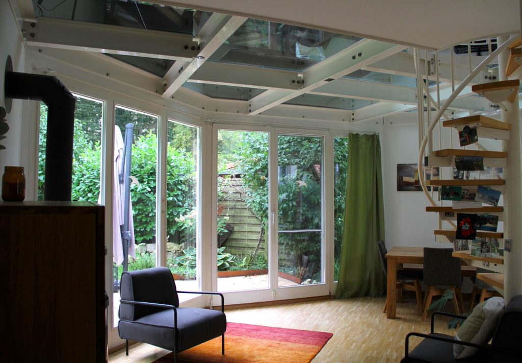 Moderner Boden aus Glas-Metall-Konstruktion in Hochwald