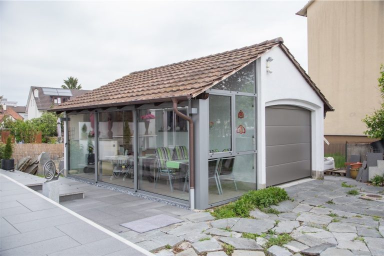 Sitzplatzverglasung neben Garage