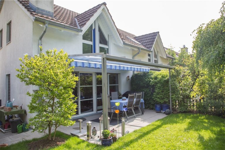 Glasdach über Sitzplatz mit blauer Beschattung
