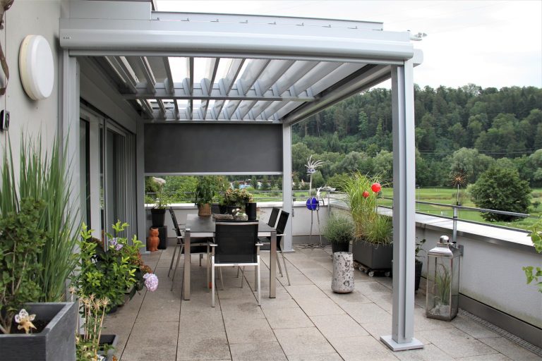 Lamellendach auf dem Balkon