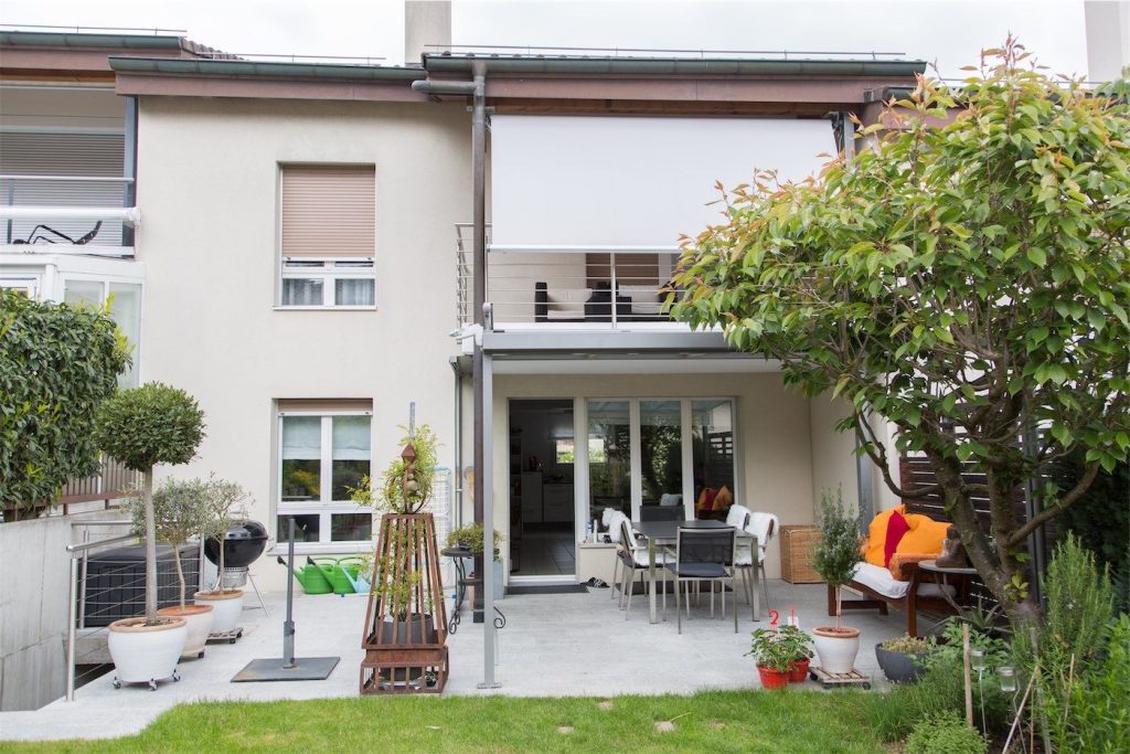 Sitzplatzüberdachung mit Beschattung in Lausen