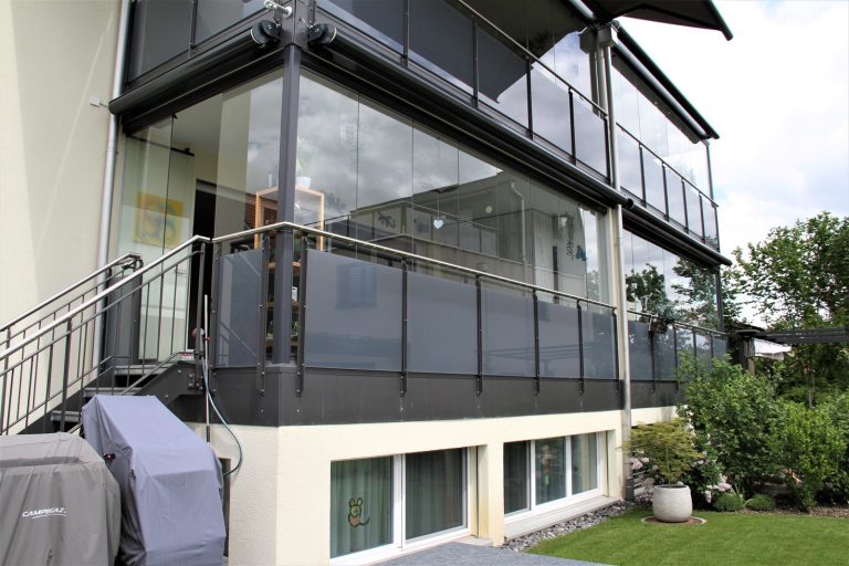 Verglasung von Balkon mit rahmenlosen Glaselementen