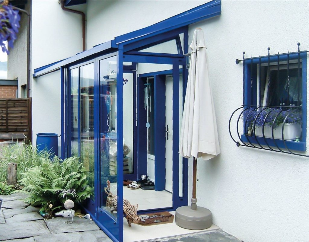 Blauer Windfang vor dem Hauseingang in Liestal
