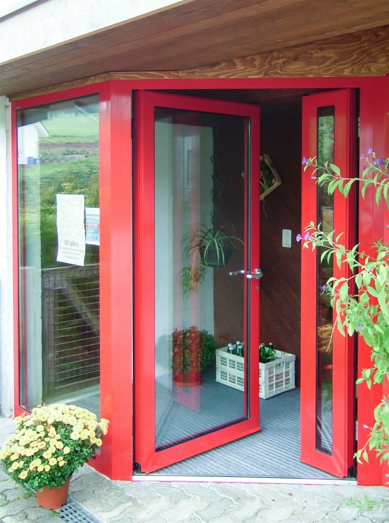 Roter Windfang bei Hauseingang