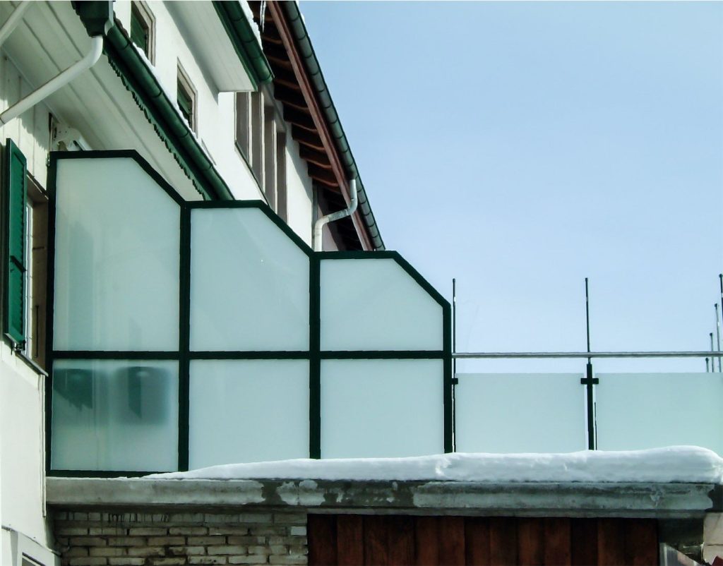 Windschutzwand auf dem Balkon in Läufelfingen