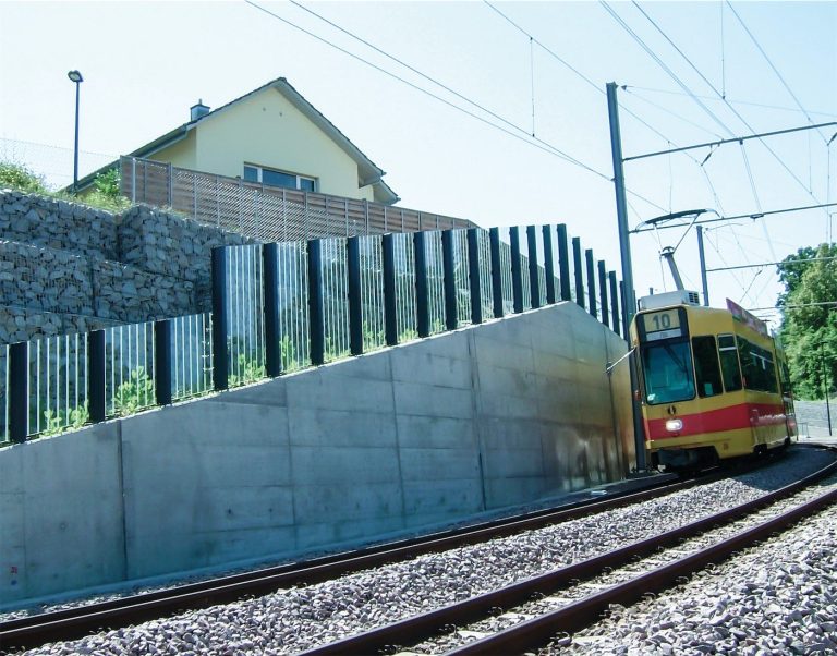 Lärmschutz­wand mit Handlauf BLT Linie10