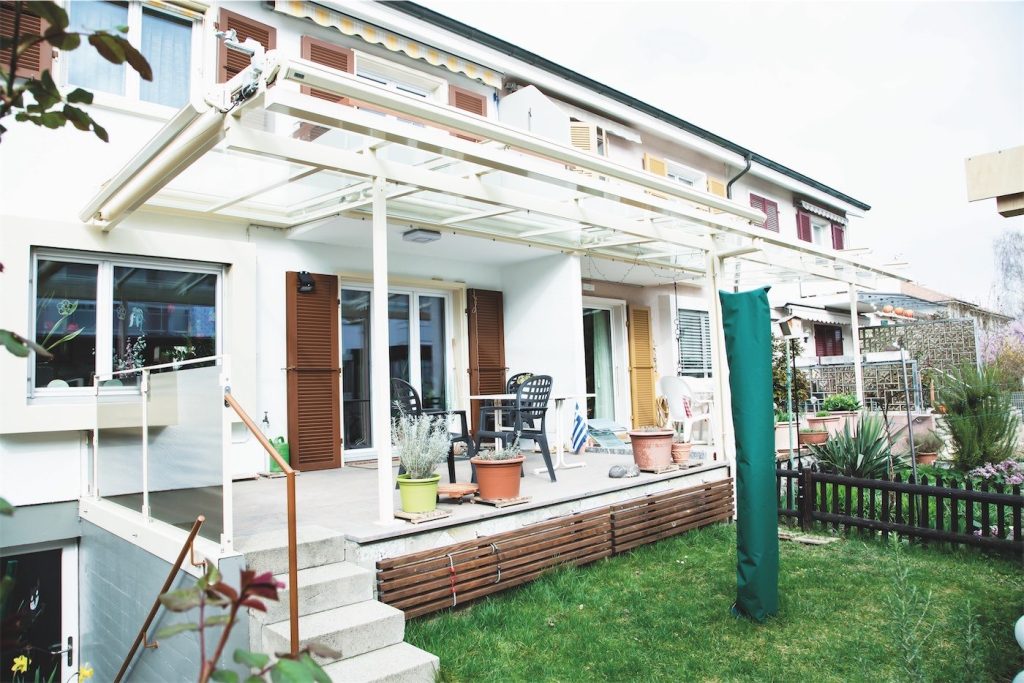 Sitzplatzdach mit Beschattung in Reinach