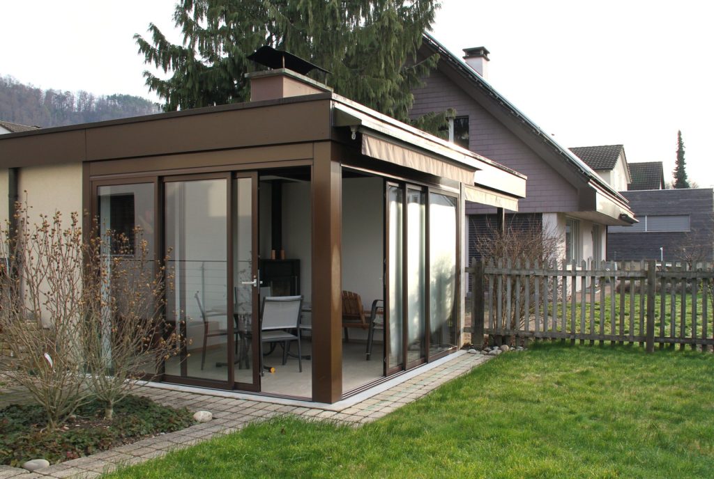 Braune Sitzplatzverglasung mit Schiebewand in Lausen